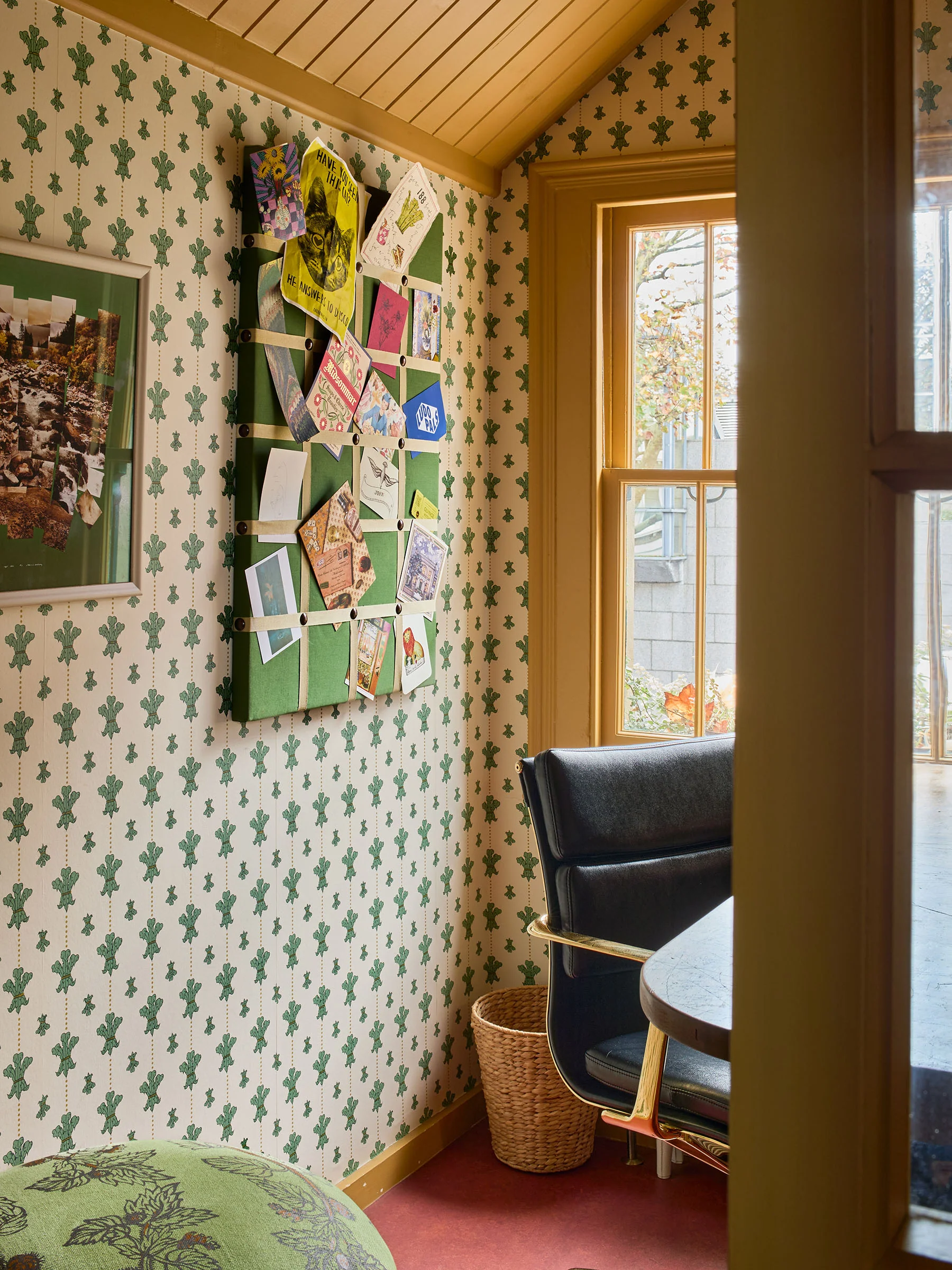 Courtyard Trellis Pinboard - Image 2